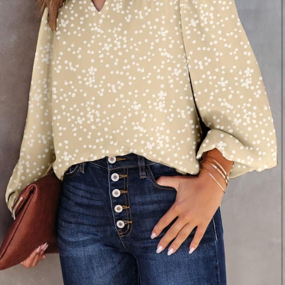 Chic Cream Blouse with Delicate Pattern - Picture 2 of 9